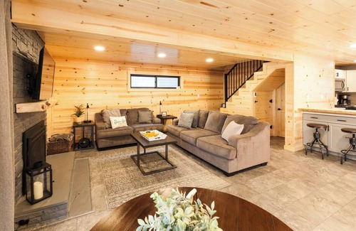 Donner Lake Woods Cabin | Peek of Donner Lake | Walk to West End Beach!