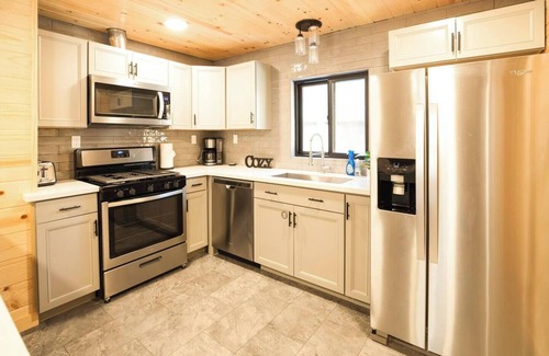 Donner Lake Woods Cabin | Peek of Donner Lake | Walk to West End Beach!