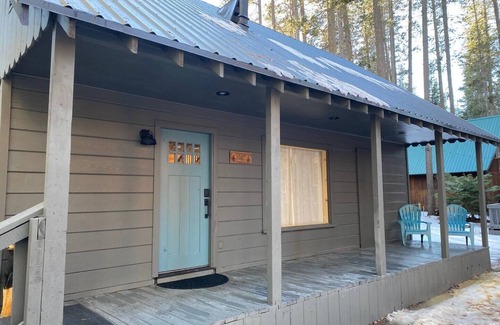 Donner Lake Woods Cabin | Peek of Donner Lake | Walk to West End Beach!