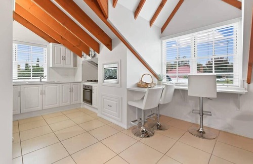 Bathurst House | Peel St - Large Family Home, Walk to CBD, Wifi