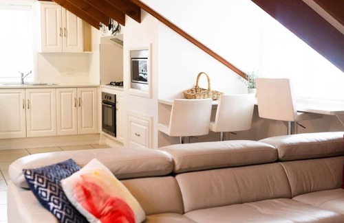 Bathurst House | Peel St - Large Family Home, Walk to CBD, Wifi