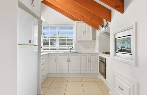 Bathurst House | Peel St - Large Family Home, Walk to CBD, Wifi