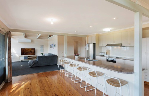 Merimbula Cabin | Pelican Lake House - 4 bedroom pet friendly