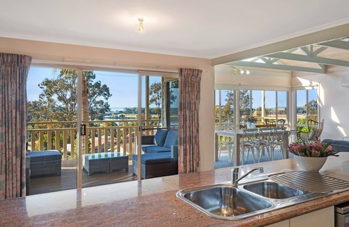 Merimbula Cabin | Pelican Lake House - 4 bedroom pet friendly