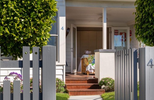 Queenscliff Apartment | Pelicans water view apartment. Lounge,Kitchen,verandah,Queen bedroom,bathroom.