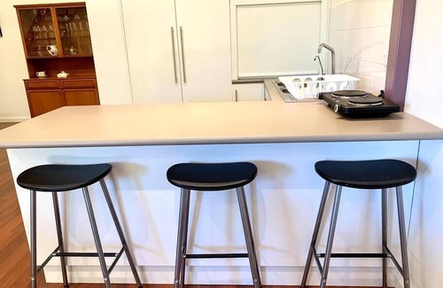 Henley Beach Apartment | Pendlebury to Please 1 bdrm loft apt, Beach, Wifi