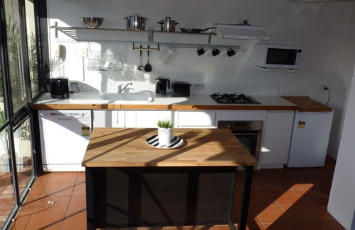 South Fremantle Apartment | Penny's place by the sea, Walk to the beach, Walk to the cafes and restaurants