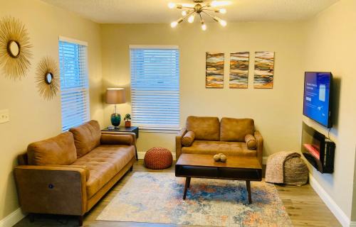 Downtown House | Pensa-Cozy Downtown bungalow, w/backyard oasis!