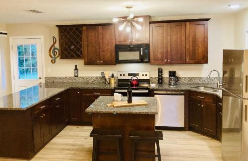 Downtown House | Pensa-Cozy Downtown bungalow, w/backyard oasis!