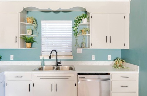 Southeast Pensacola Cottage | Pensacola Cottage - King Bed - Mins. from Beaches & Downtown - Pet Friendly