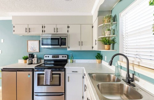Southeast Pensacola Cottage | Pensacola Cottage - King Bed - Mins. from Beaches & Downtown - Pet Friendly