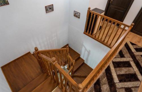 Corbi House | Pensiunea La Conac
