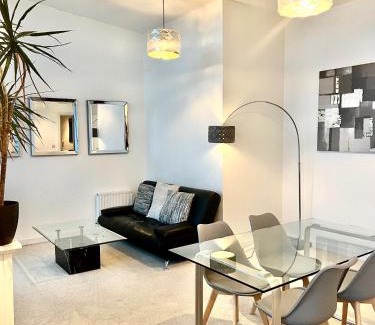 Bedford Apartment | Penthouse - 2 Bed - 2 Bath - Free Parking