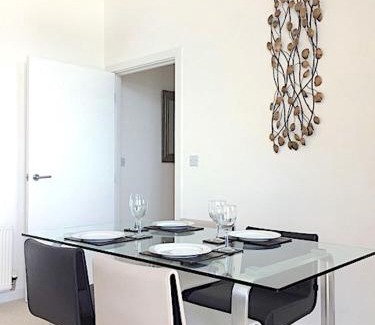 Bedford Apartment | Penthouse - 2 Bed - 2 Bath - Free Parking