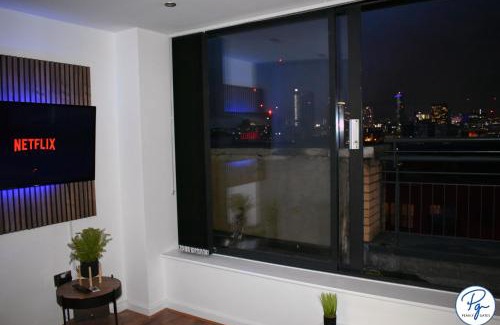Bordesley Apartment | Penthouse - Amazing City Skyline Views - Balcony - FREE extra 2 hours - FREE Parking - Utilita Arena - Bullring Shopping - New St Station- Super King Size Bed