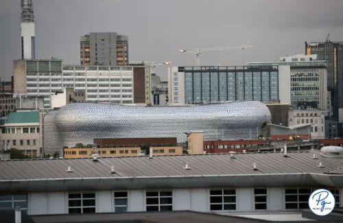 Bordesley Apartment | Penthouse - Amazing City Skyline Views - Balcony - FREE extra 2 hours - FREE Parking - Utilita Arena - Bullring Shopping - New St Station- Super King Size Bed