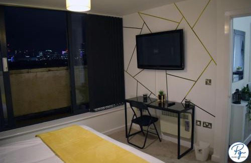 Bordesley Apartment | Penthouse - Amazing City Skyline Views - Balcony - FREE extra 2 hours - FREE Parking - Utilita Arena - Bullring Shopping - New St Station- Super King Size Bed
