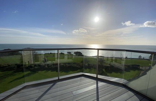 Folkestone Apartment | Penthouse balcony apartment with panoramic sea views