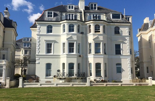 Folkestone Apartment | Penthouse balcony apartment with panoramic sea views