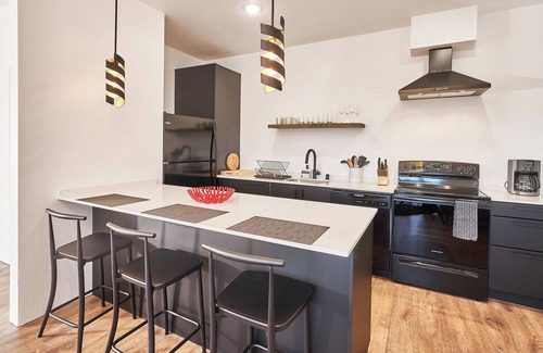 White Salmon Apartment | Penthouse deluxe studio, Mt Hood views, downtown White Salmon, suite 12