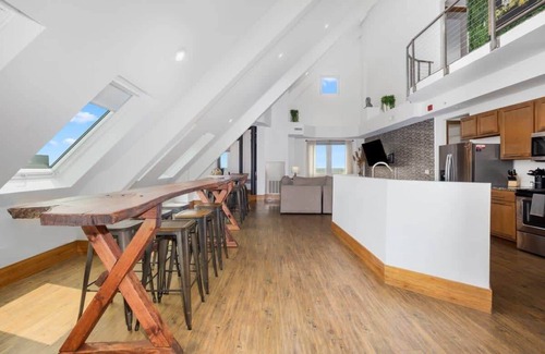 Grandville Apartment | Penthouse Luxury! Stunning King Bed Suite at Grand Castle