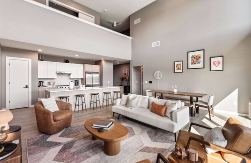 The Gulch Condo | Penthouse Luxury w/Pool, Patio & City View - Walk to Broadway