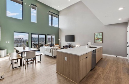 The Gulch Condo | Penthouse Luxury w/Pool, Patio & City View - Walk to Broadway
