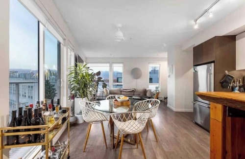 Mount Pleasant Apartment | Penthouse: Private roof top & hot tub. King Bed