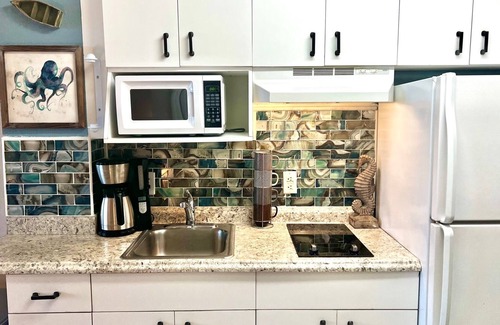 Lenox Park Condo | Penthouse Studio w Sweeping Ocean Views; Great Eats Nearby & Pier/Boardwalk 7BL