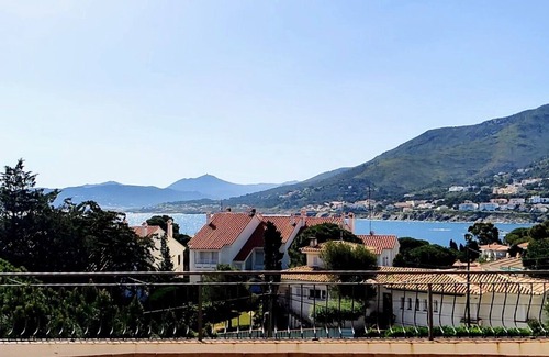 Llanca Apartment | Penthouse, terrace 45 m2 with barbecue and a postcard in front of the eyes!