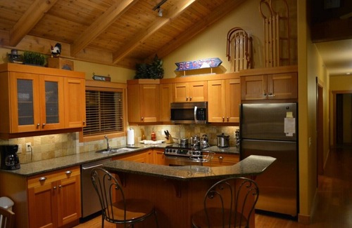 Snow Pine Estates Condo | Penthouse view, elevator, steam room, hot tub, den, 2-min walk to groomed trails