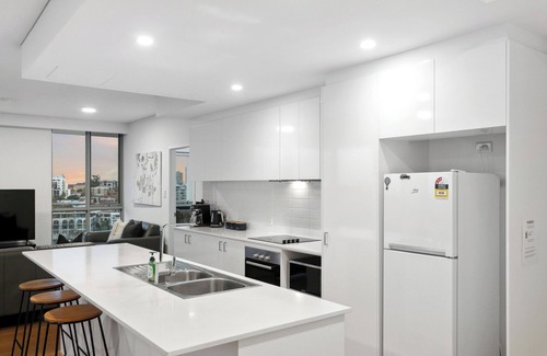 East Perth Apartment | Penthouse with Skyline Vistas & Amazing Night Views