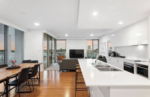 East Perth Apartment | Penthouse with Skyline Vistas & Amazing Night Views