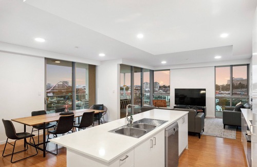 East Perth Apartment | Penthouse with Skyline Vistas & Amazing Night Views