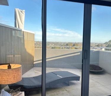 Bulleen Apartment | Penthouse with Stunning Melbourne Skyline View
