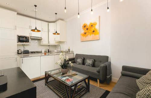 Pembridge Apartment | PenthouseStays Notting Hill - Spacious 3 Bedroom King Bed Apartment - near Portobello Road & Kensington High Street
