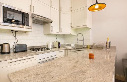 Pembridge Apartment | PenthouseStays Notting Hill - Spacious 3 Bedroom King Bed Apartment - near Portobello Road & Kensington High Street