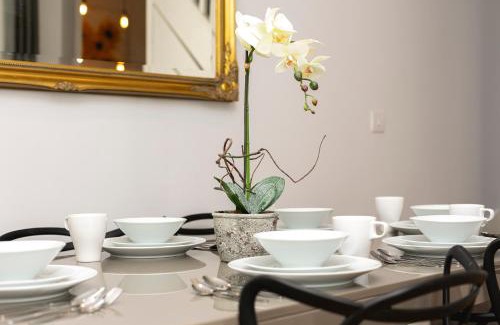 Pembridge Apartment | PenthouseStays Notting Hill - Spacious 3 Bedroom King Bed Apartment - near Portobello Road & Kensington High Street