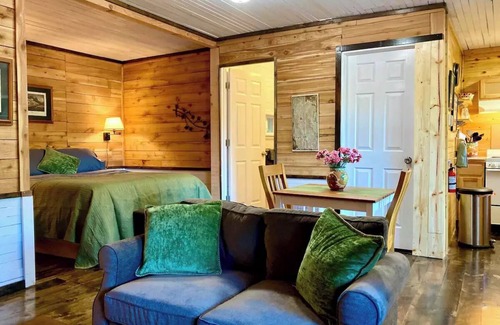 Bear Creek Cottage | Pepper Tree Cottage - Breakfast Included