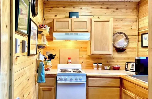 Bear Creek Cottage | Pepper Tree Cottage - Breakfast Included