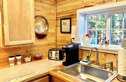 Bear Creek Cottage | Pepper Tree Cottage - Breakfast Included
