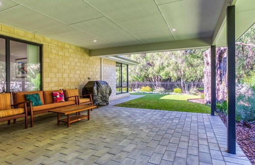 Abbey House | Peppermint Breeze – A Luxurious Retreat Surrounded by Nature
