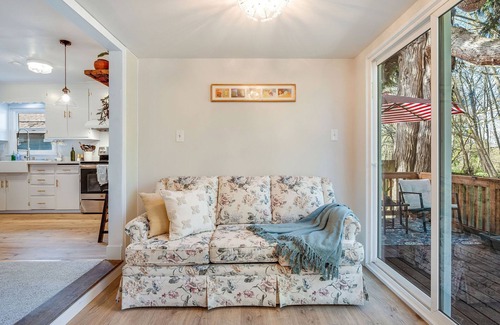 Lawton Park House | Perch - Brygger Cottage: Magnolia rambler & pet-friendly