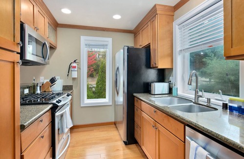 Central District House | Perch - Cozy Ensuites: 3BR/3BA townhome with parking