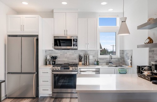 Fremont House | Perch - Woodland Suite: Chic Townhome Steps from Woodland Zoo w/Parking
