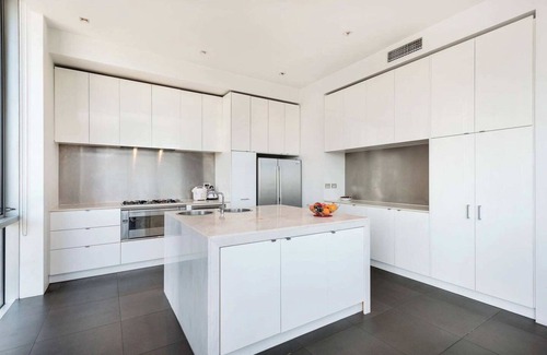 Melbourne Central Business District Apartment | Perfect 4-bed Penthouse w/Parking, Pool and Gym