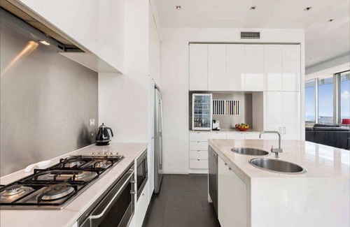 Melbourne Central Business District Apartment | Perfect 4-bed Penthouse w/Parking, Pool and Gym