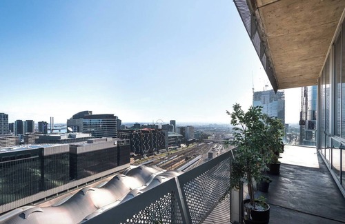 Melbourne Central Business District Apartment | Perfect 4-bed Penthouse w/Parking, Pool and Gym