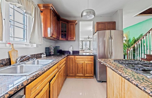 Gambier House | Perfect Alarm Protected Townhouse Near Beach 🏝 & Airport ✈️!