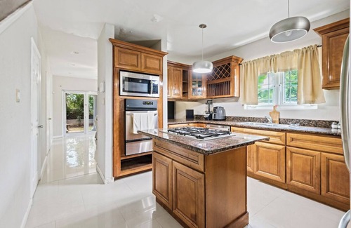 Gambier House | Perfect Alarm Protected Townhouse Near Beach 🏝 & Airport ✈️!